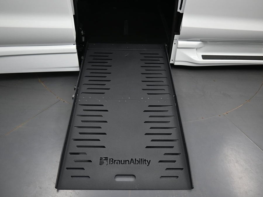 New 2026 Chrysler Pacifica Select Safety - BraunAbility Side Entry Entry Fold Out Automatic Ramp