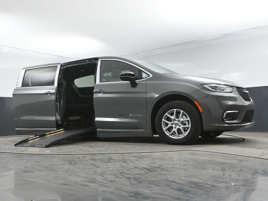 New 2025 Chrysler Pacifica Select Safety - BraunAbility Side Entry Entry Fold Out Automatic Ramp