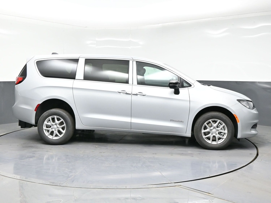 Silver Chrysler Voyager image number 7