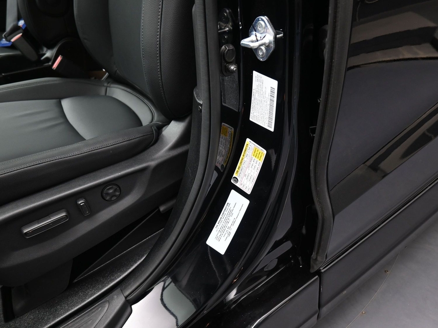 Black Honda Odyssey image number 16