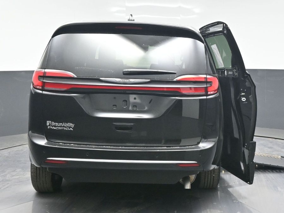 Black Chrysler Pacifica image number 5