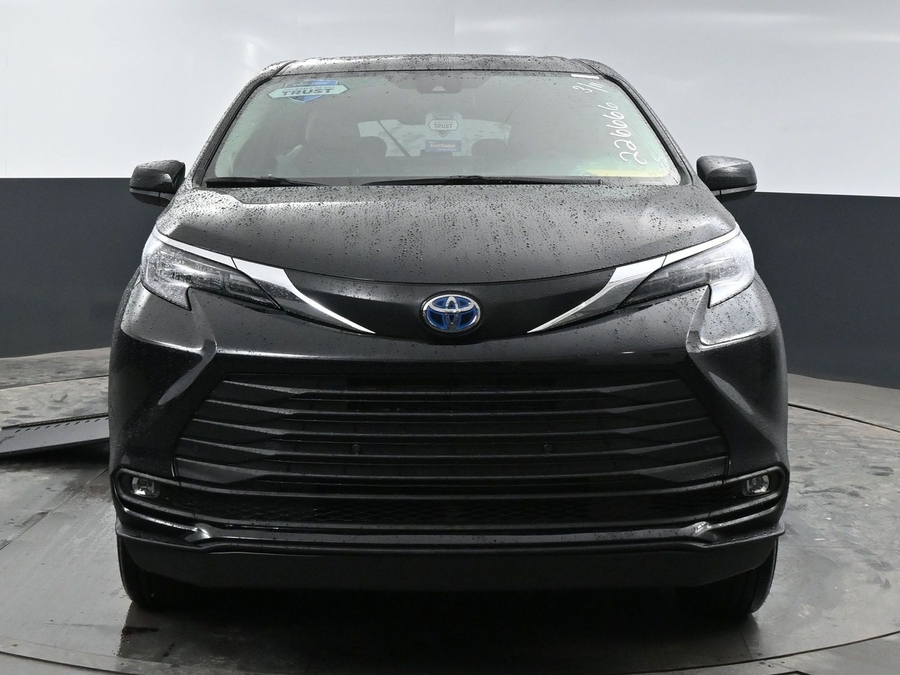 New 2025 Toyota Sienna Hybrid XLE Plus - BraunAbility Side Entry Entry In Floor Automatic Ramp