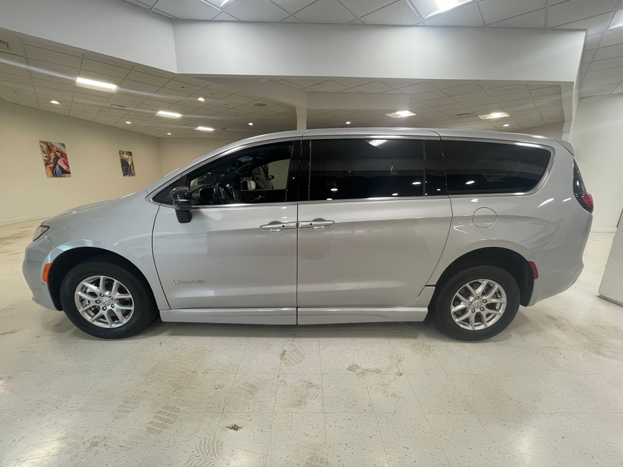 Silver Chrysler Pacifica image number 1