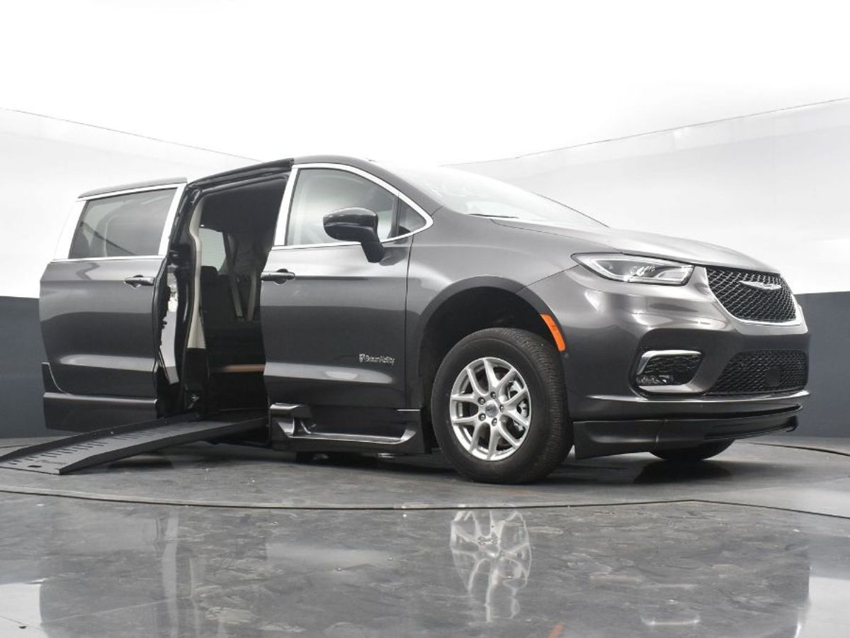 Grey Chrysler Pacifica image number 21