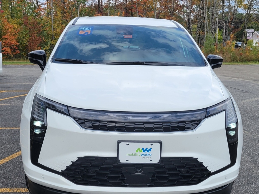 White Chrysler Pacifica image number 1