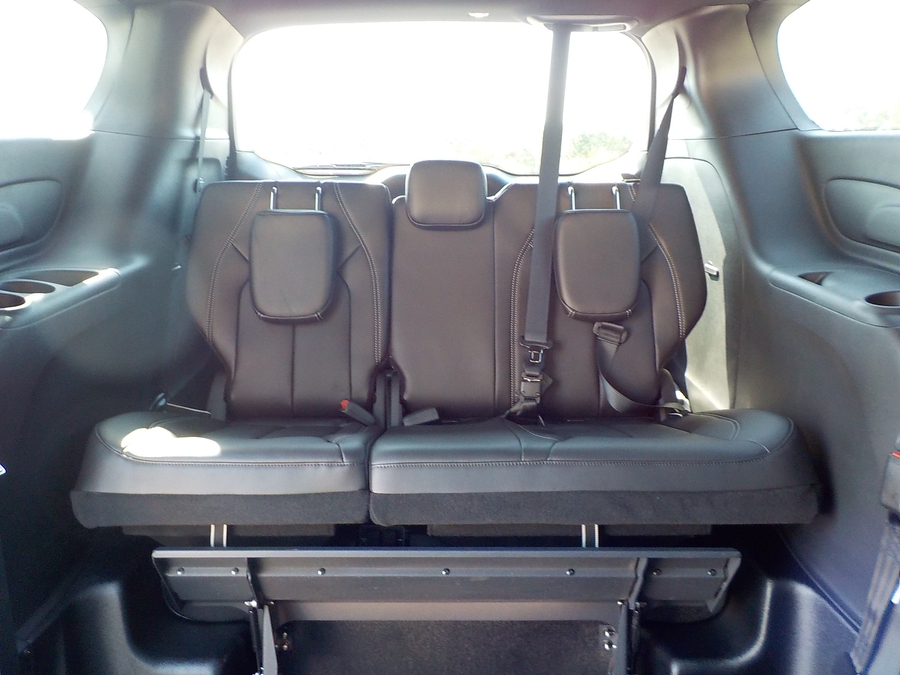 White Chrysler Pacifica image number 16