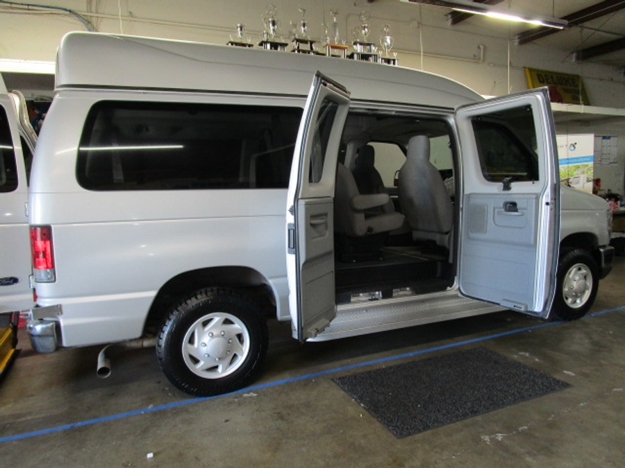 Used 2009 Ford E-Series E-350 SD XL - OTH Rear Entry Lift Automatic Ramp