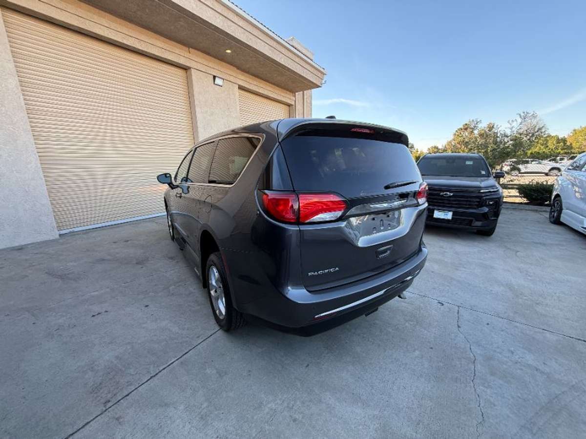 Grey Chrysler Pacifica image number 8