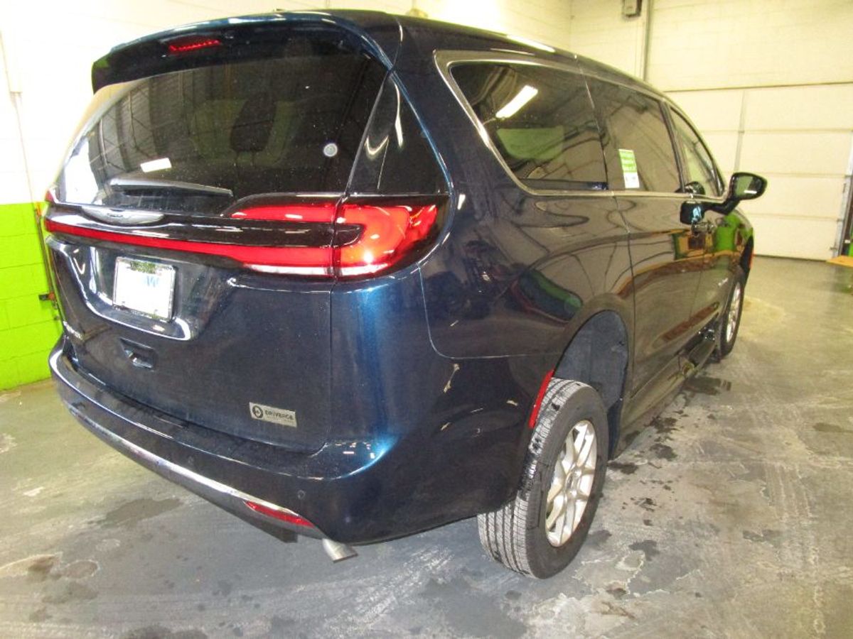 Blue Chrysler Pacifica image number 6