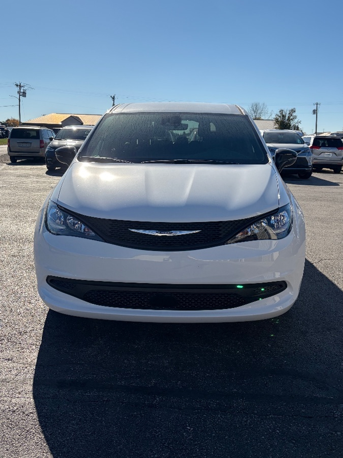 White Chrysler Voyager image number 1