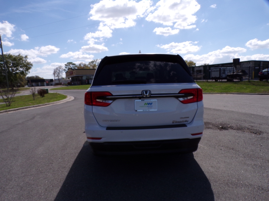 White Honda Odyssey image number 5
