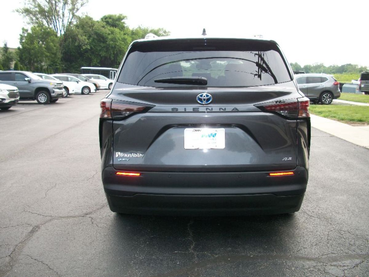 Grey Toyota Sienna image number 12
