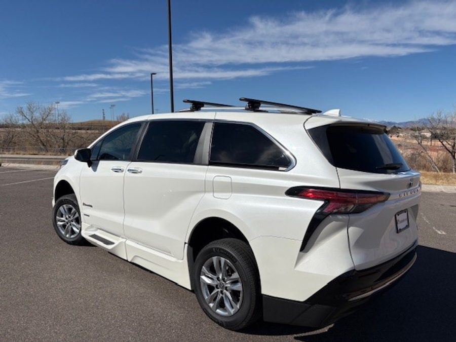 Used 2021 Toyota Sienna Hybrid Limited - BraunAbility Side Entry Entry Fold Out Automatic Ramp