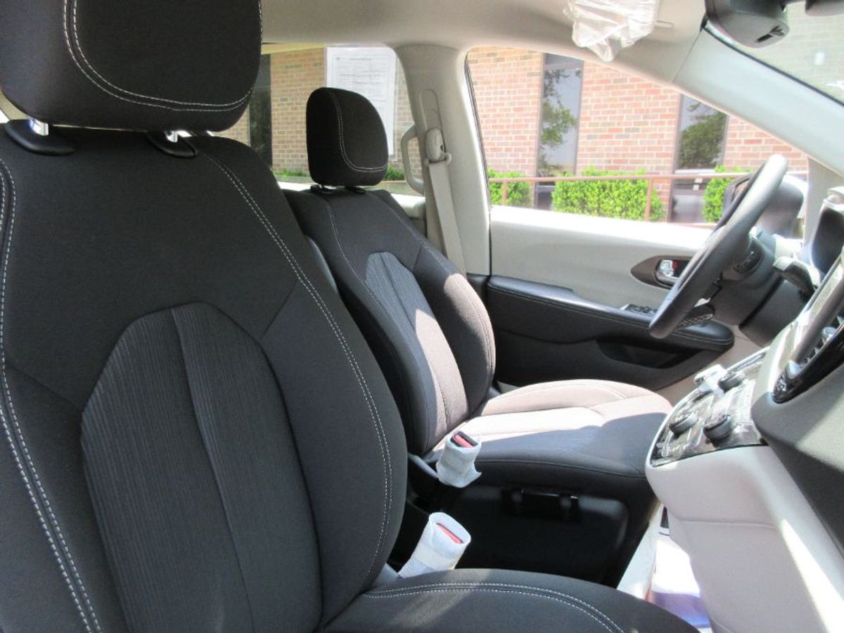 Silver Chrysler Voyager image number 12