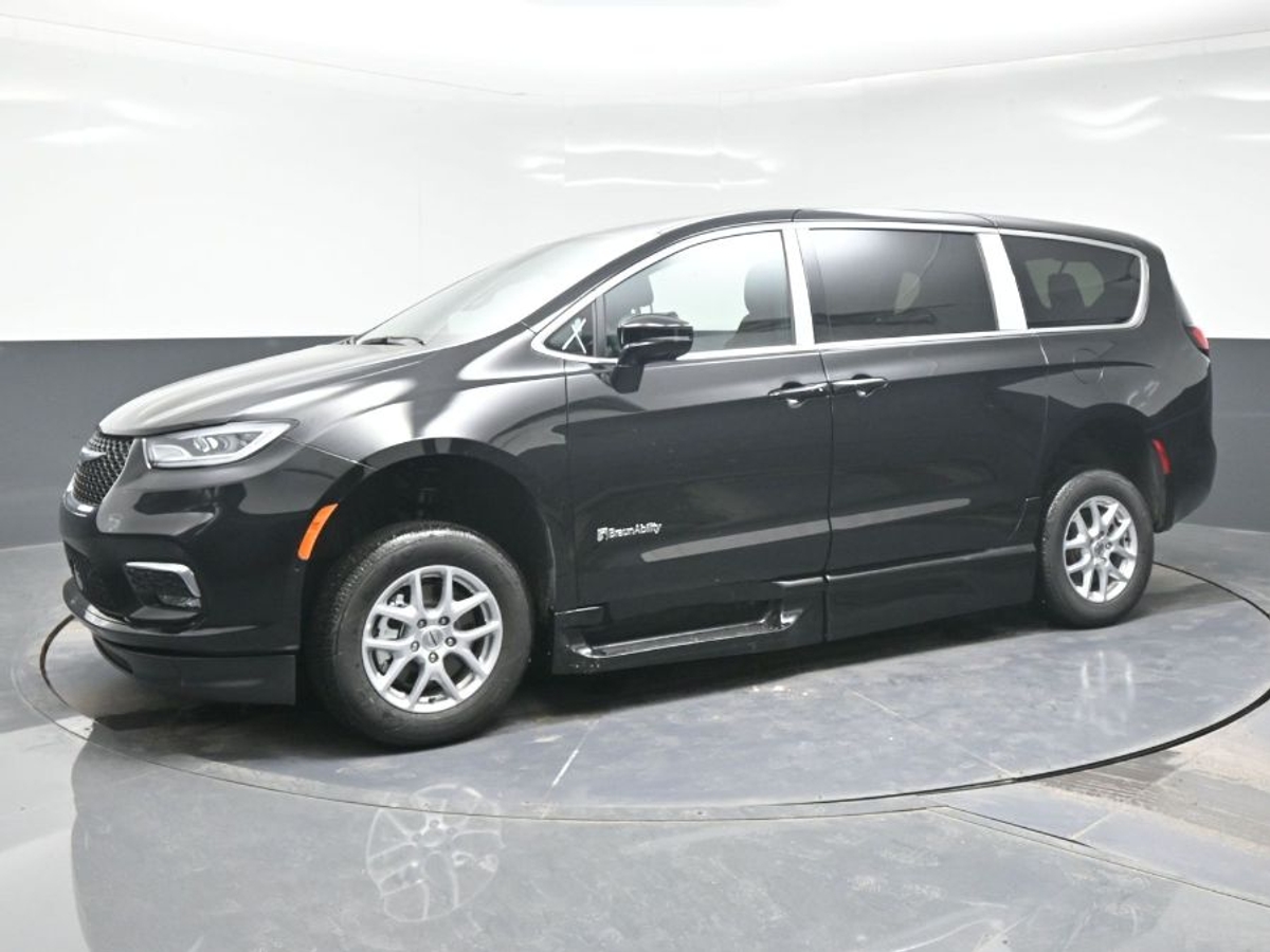 Black Chrysler Pacifica image number 2