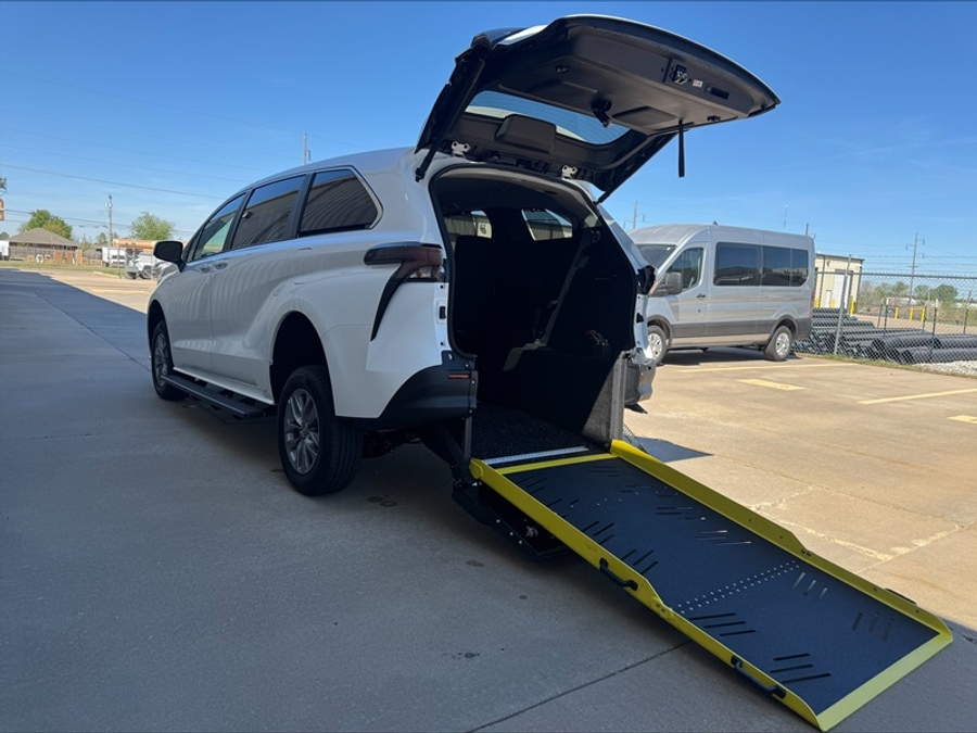 New 2026 Toyota Sienna Hybrid LE - Vantage Mobility Rear Entry Entry Fold Out Manual Ramp