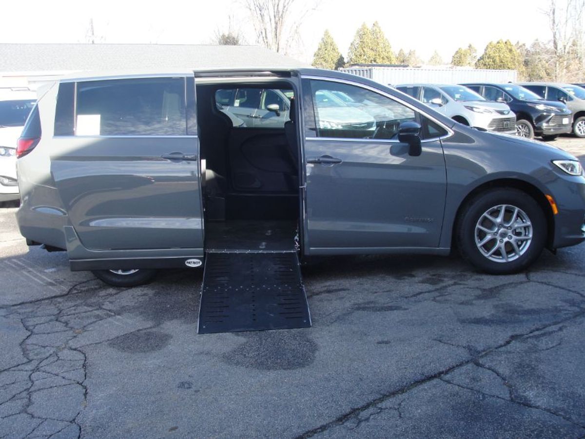 Grey Chrysler Pacifica image number 7
