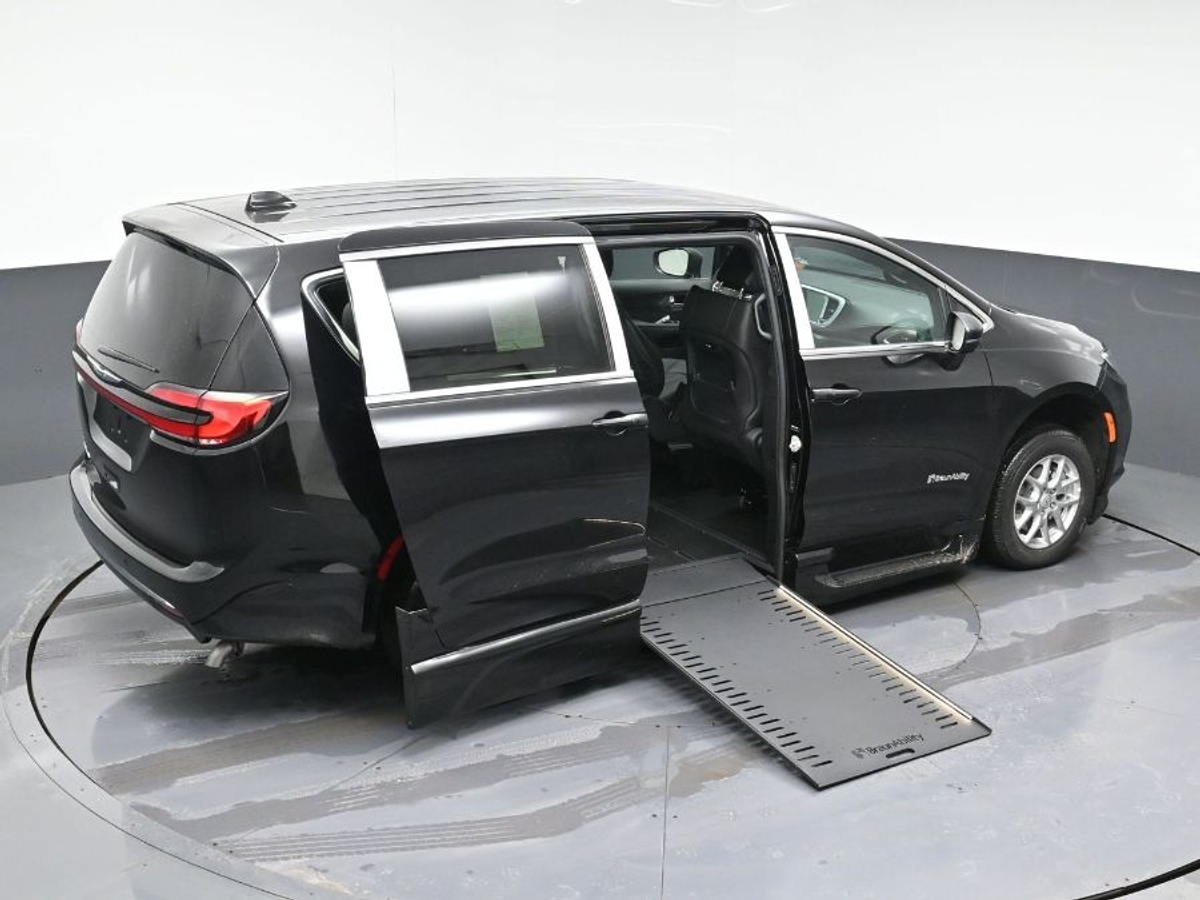 Black Chrysler Pacifica image number 26