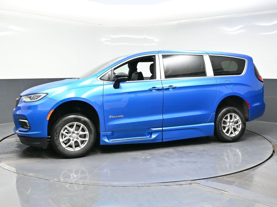 New 2026 Chrysler Pacifica Select Safety - BraunAbility Side Entry Entry In Floor Automatic Ramp