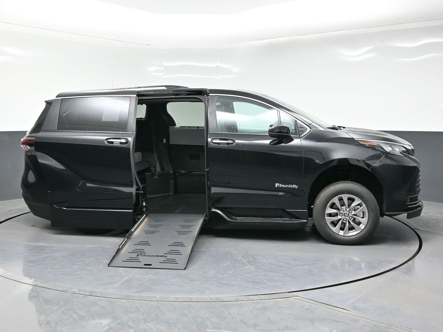 New 2026 Toyota Sienna Hybrid XLE Base - BraunAbility Side Entry Entry Fold Out Automatic Ramp