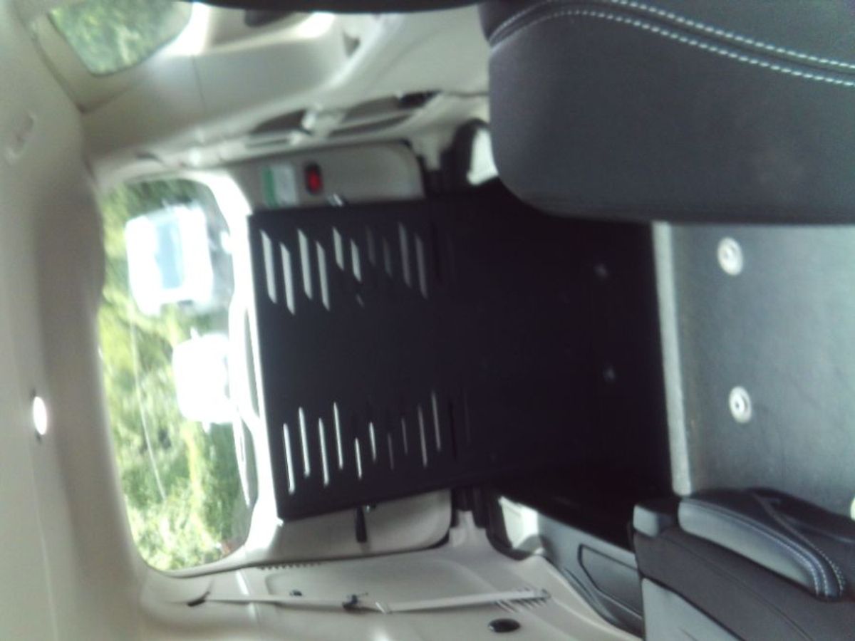 Silver Chrysler Voyager image number 30