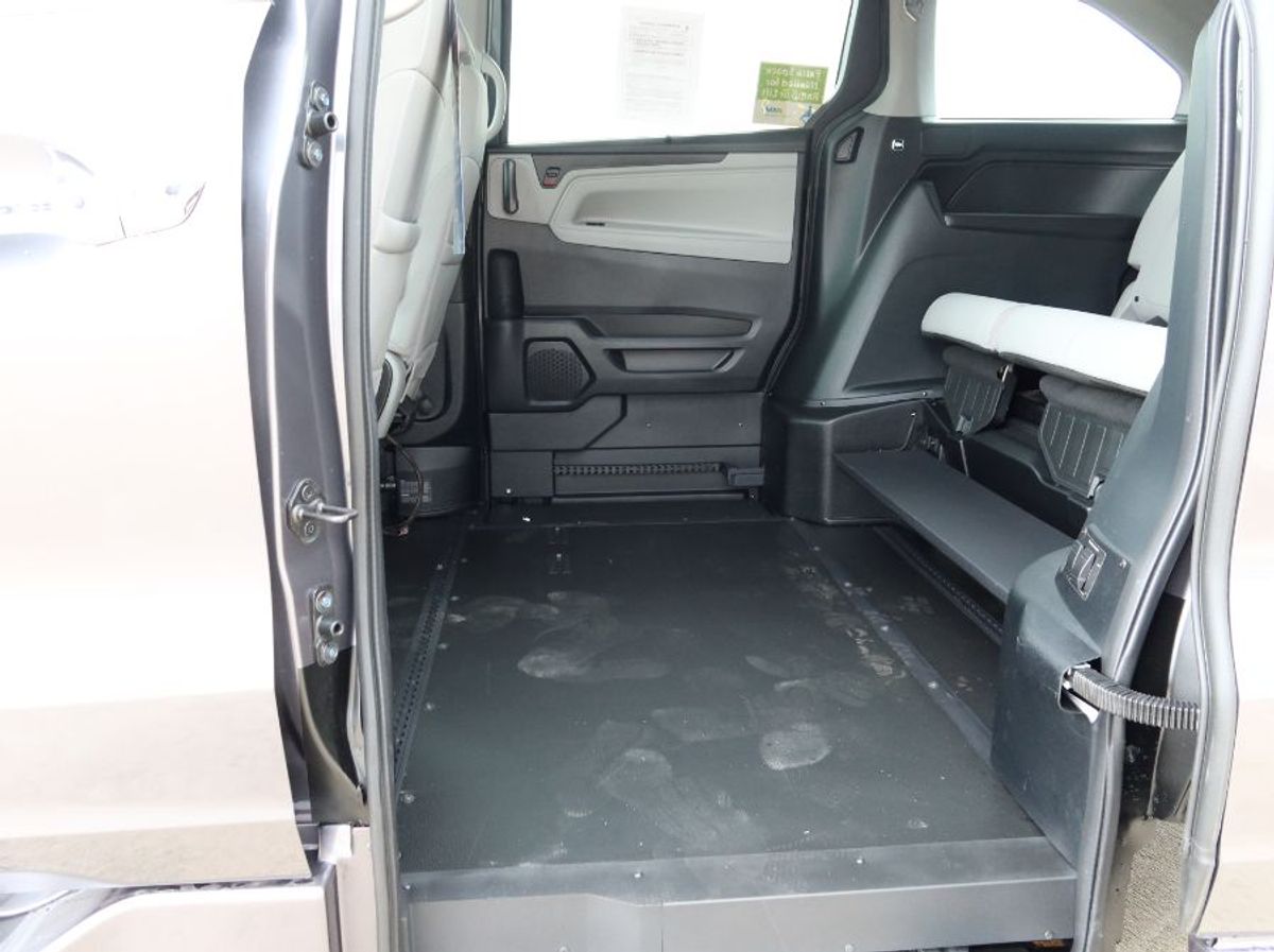 Grey Honda Odyssey image number 9
