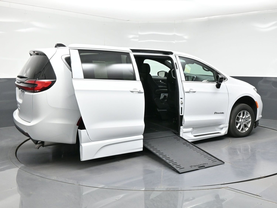 White Chrysler Pacifica image number 4