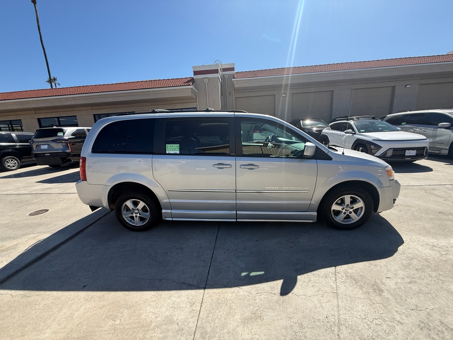 Silver Dodge Grand Caravan image number 1