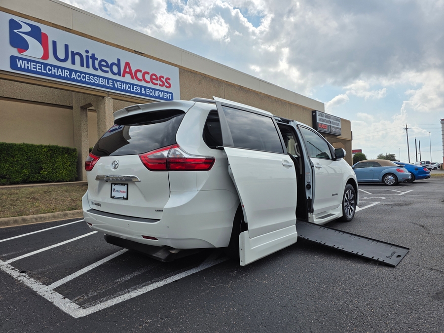 Used 2020 Toyota Sienna Limited - BraunAbility Side Entry Entry In Floor Automatic Ramp