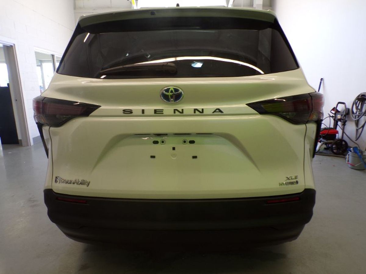 White Toyota Sienna image number 12