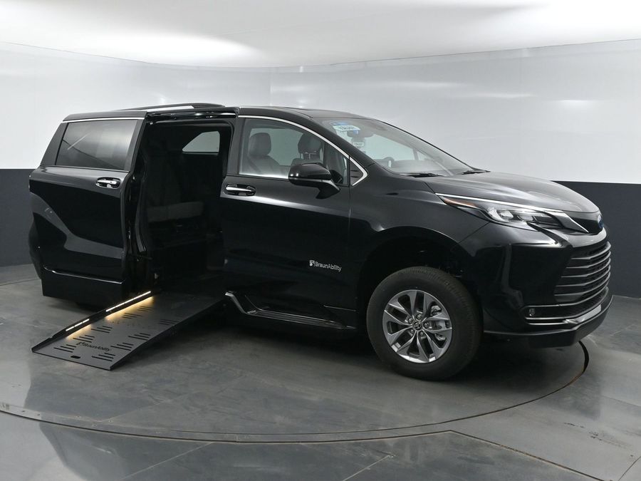 New 2025 Toyota Sienna Hybrid XLE Plus - BraunAbility Side Entry Entry Fold Out Automatic Ramp