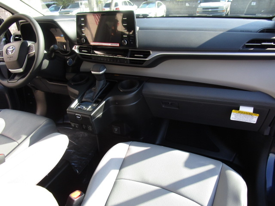 New 2025 Toyota Sienna Hybrid XLE Plus - BraunAbility Side Entry Entry In Floor Automatic Ramp