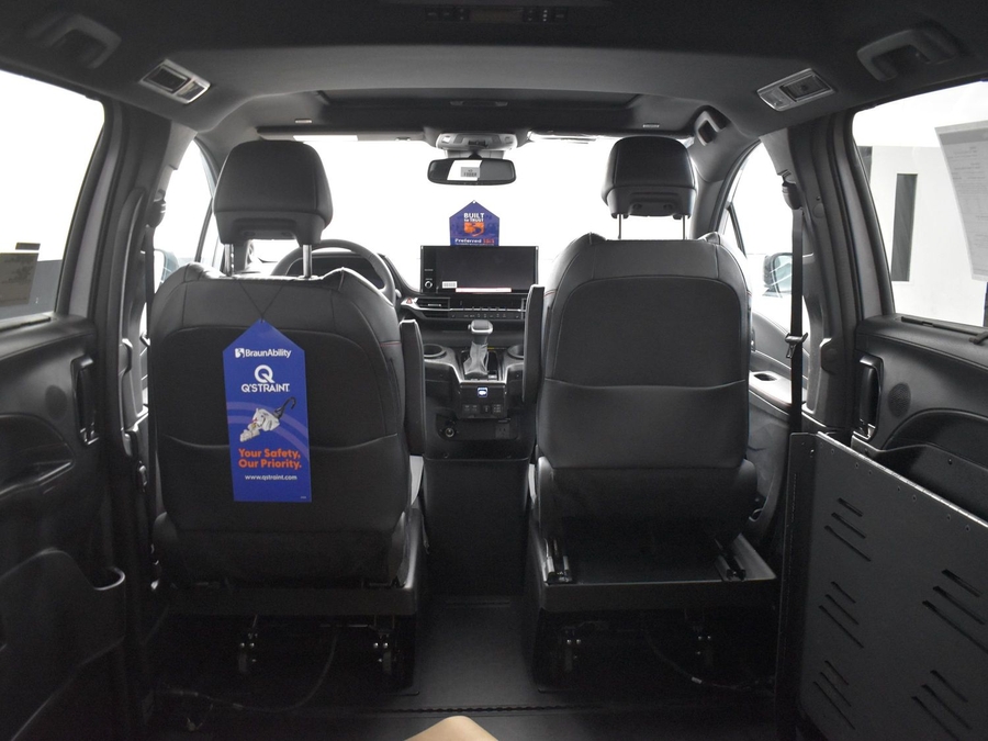 New 2025 Toyota Sienna Hybrid XSE - BraunAbility Side Entry Entry Fold Out Automatic Ramp