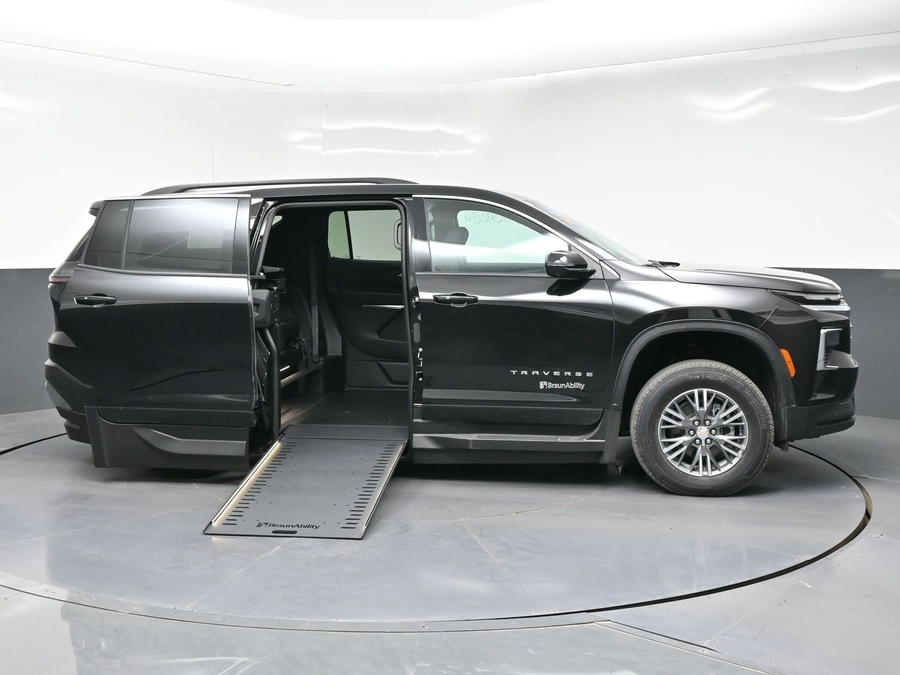 New 2026 Chevrolet Traverse 1LT - BraunAbility Side Entry In Floor Automatic Ramp