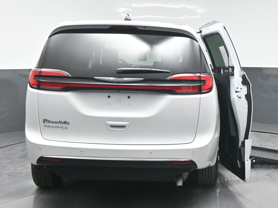 White Chrysler Pacifica image number 5