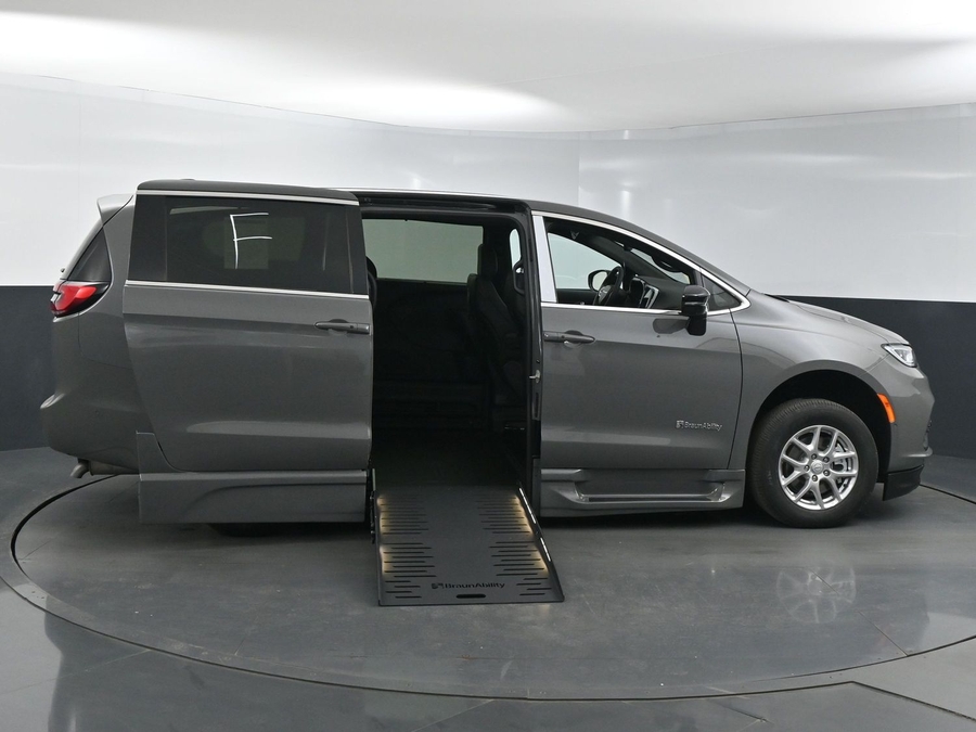 New 2025 Chrysler Pacifica Select Safety - BraunAbility Side Entry Entry Fold Out Automatic Ramp