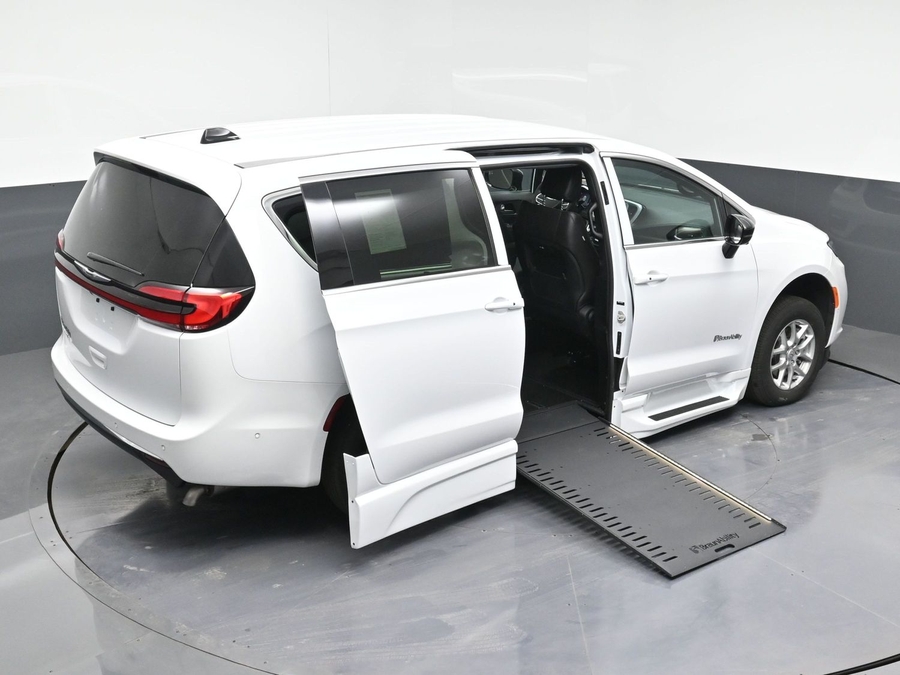 New 2025 Chrysler Pacifica Select Safety - BraunAbility Side Entry Entry In Floor Automatic Ramp