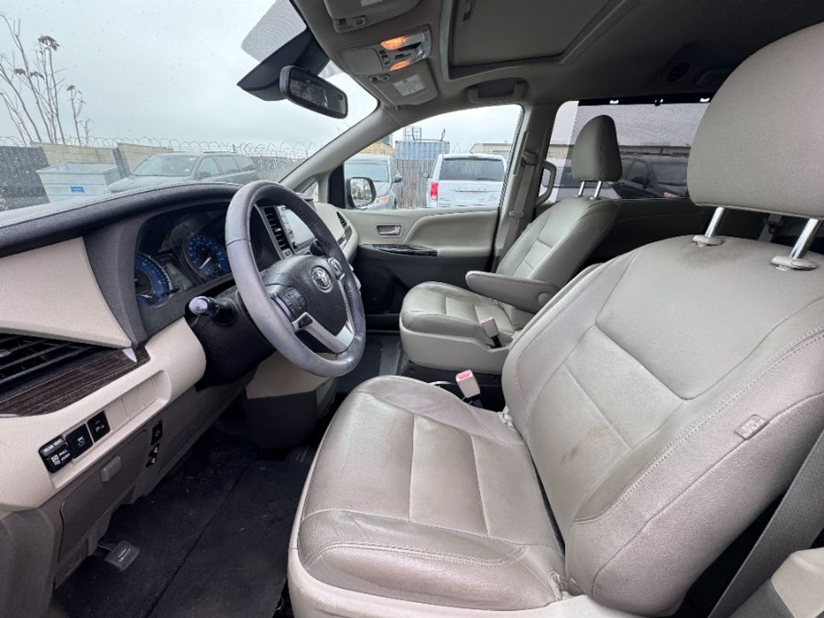 2018 TOYOTA SIENNA - Image 3
