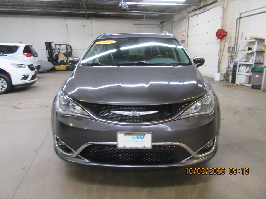 Grey Chrysler Pacifica image number 25