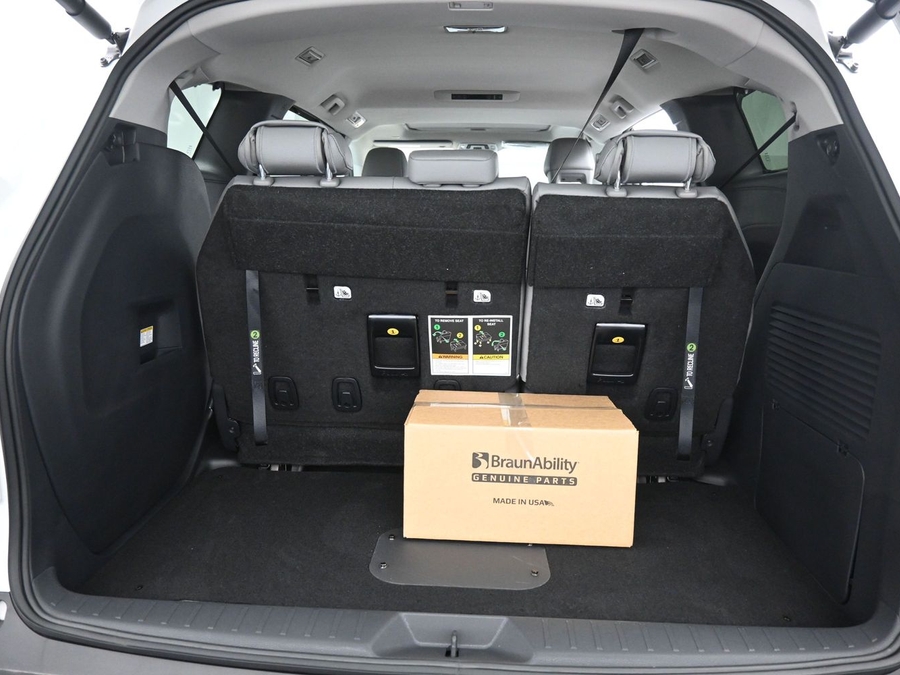 White Toyota Sienna image number 11