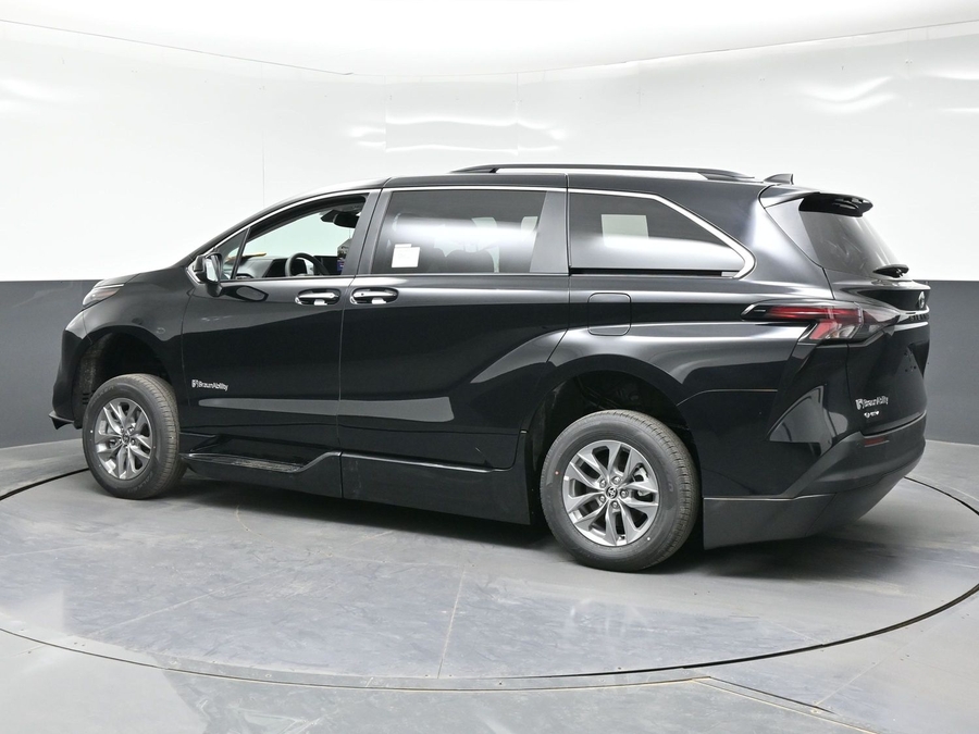 Black Toyota Sienna image number 1