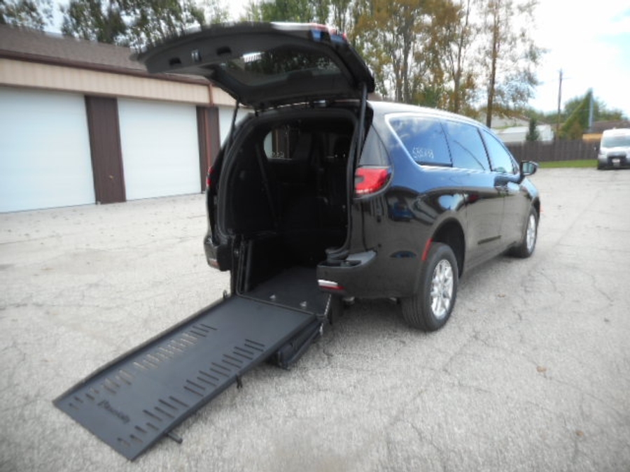 Black Chrysler Pacifica image number 1