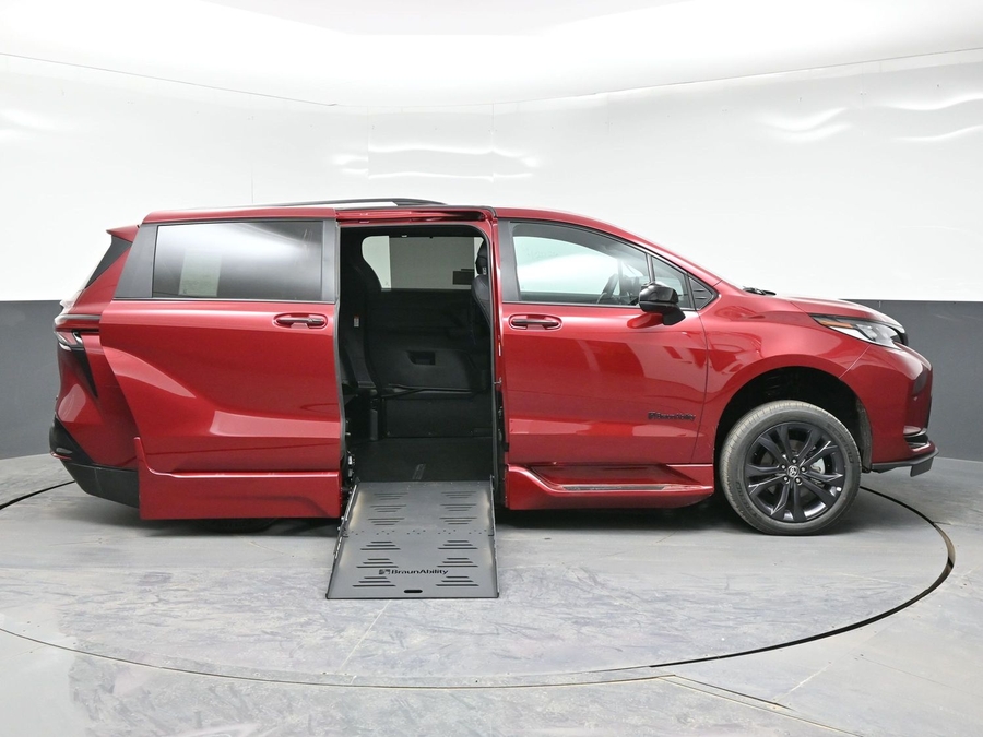 New 2026 Toyota Sienna Hybrid XSE Sport - BraunAbility Side Entry Entry Fold Out Automatic Ramp
