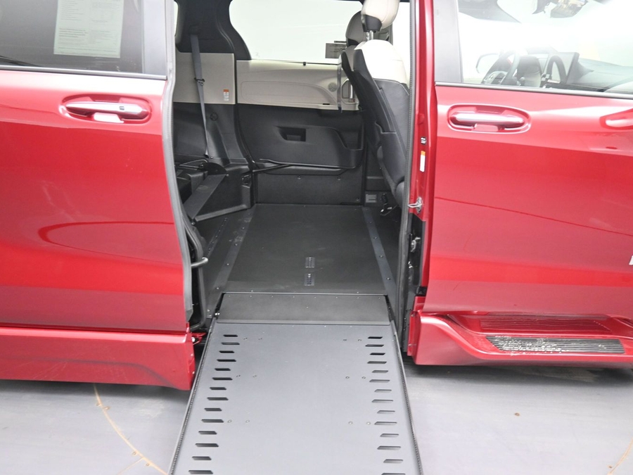 New 2026 Toyota Sienna Hybrid Limited - BraunAbility Side Entry In Floor Automatic Ramp