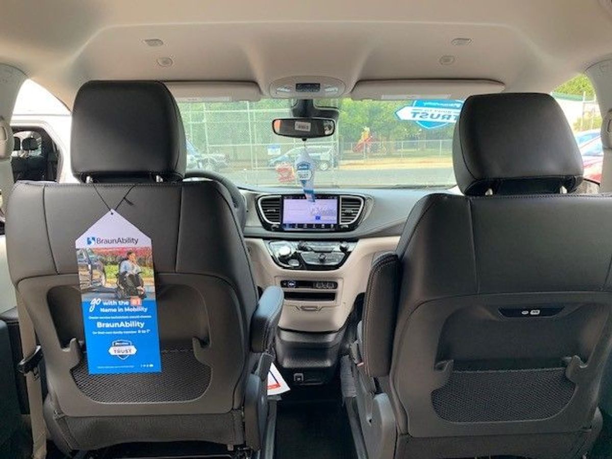2024 Chrysler Pacifica Touring L - Photo 8