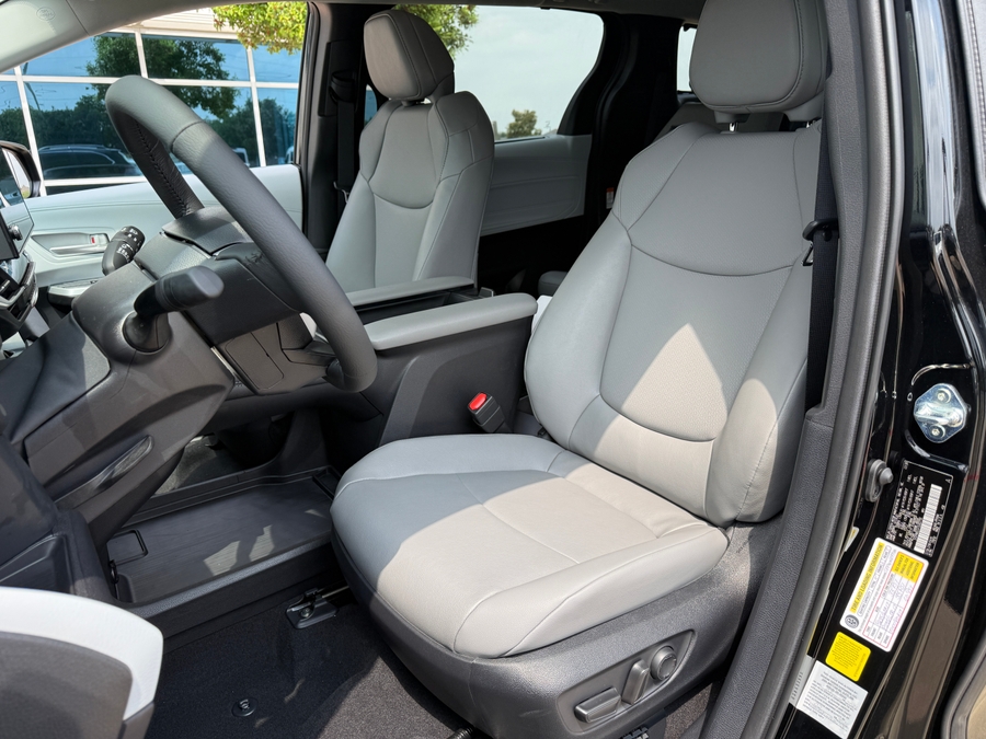 Imagen de la Toyota Sienna negra número 8