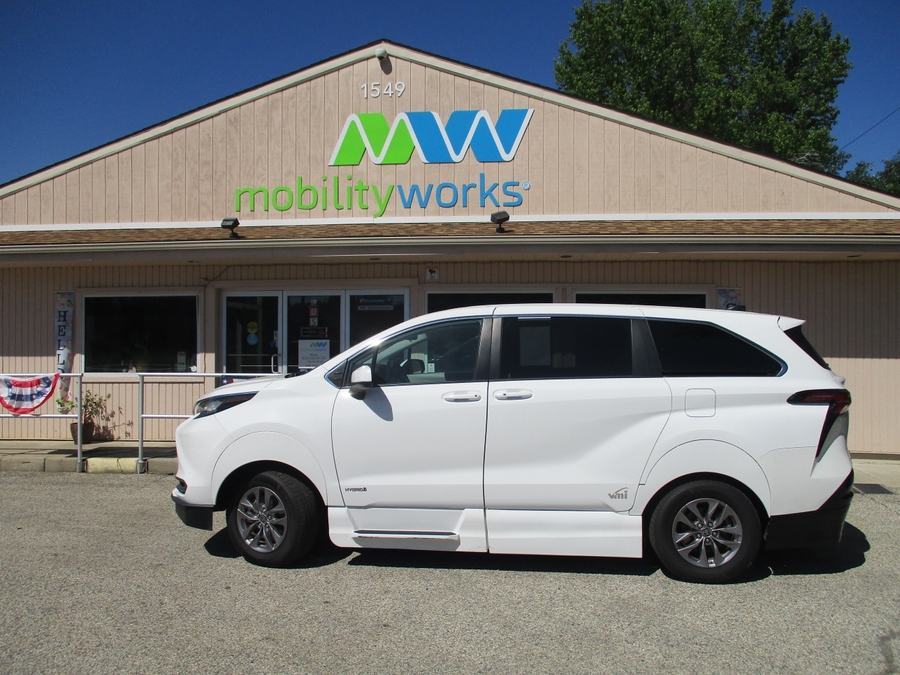 White Toyota Sienna image number 3