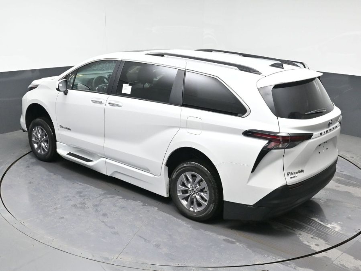 2025 TOYOTA SIENNA - Image 25