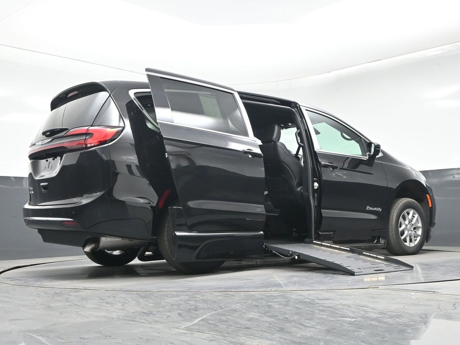 Black Chrysler Pacifica image number 12