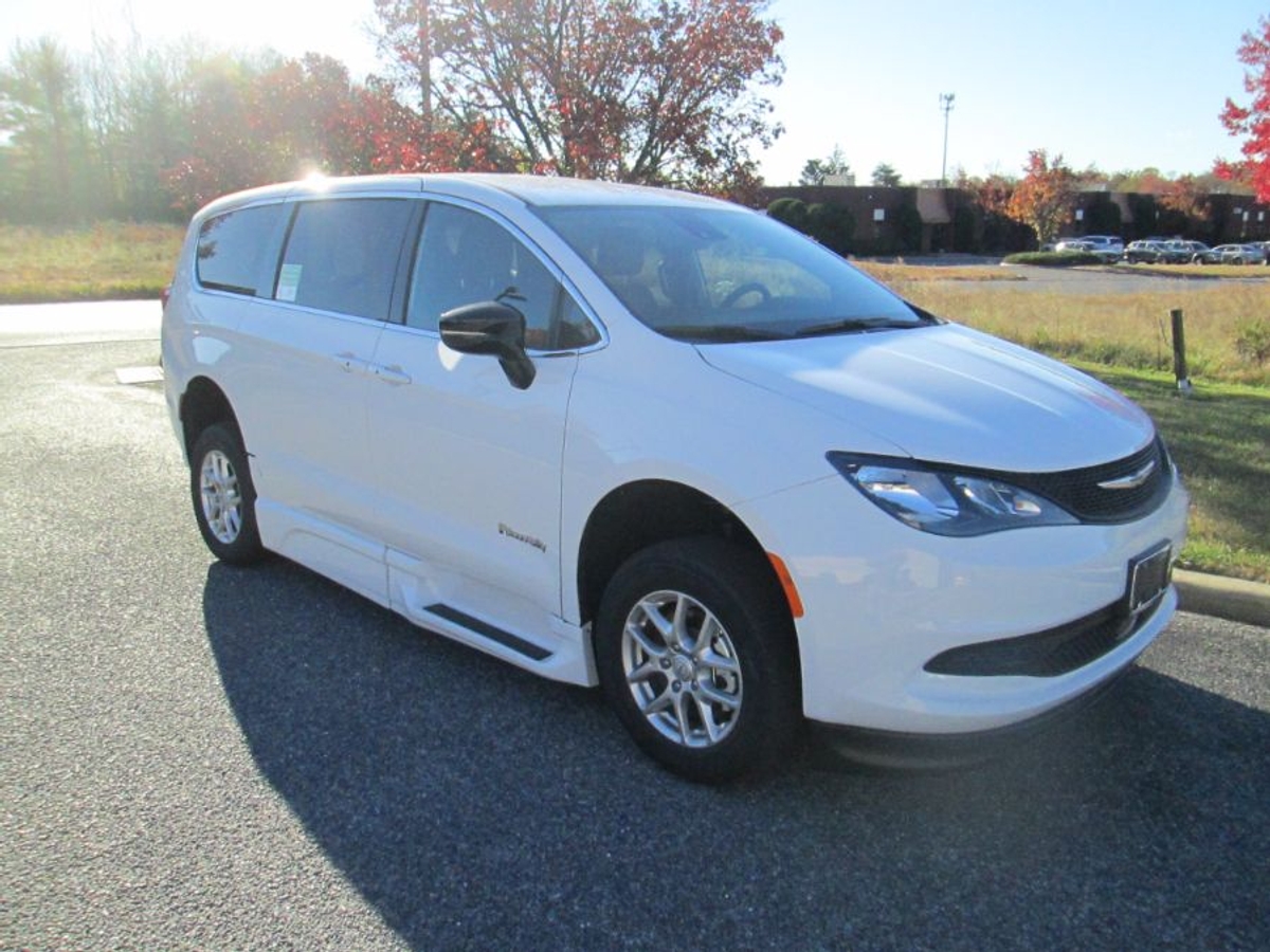 White Chrysler Voyager image number 1